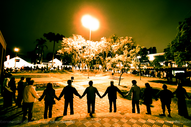 Em 2010 centenas de pessoas abraçaram a Praça da Espanha, num gesto de Paz do evento EARTHDANCE