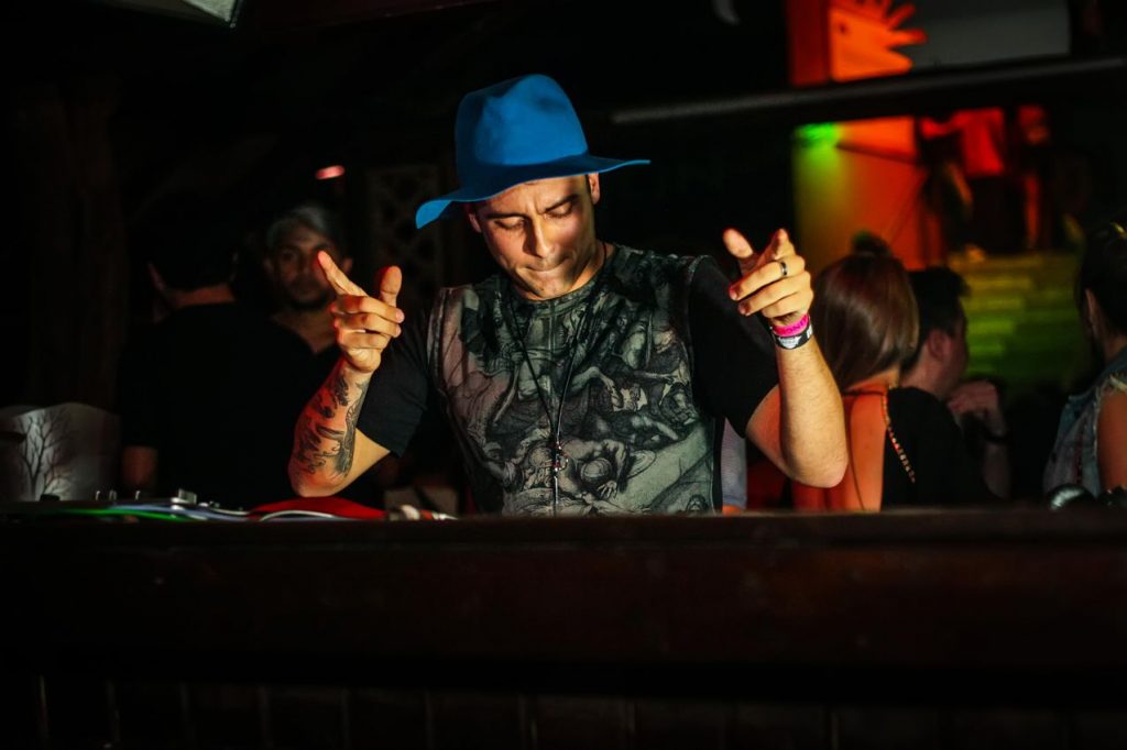 dj18