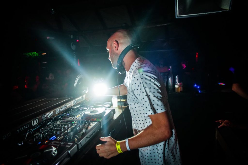 dj04