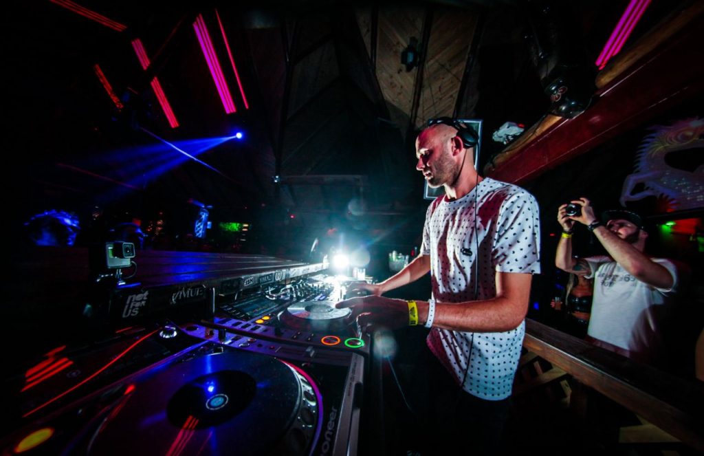 dj09