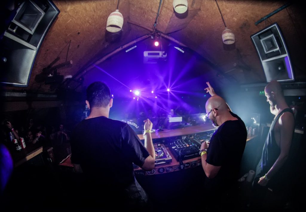 dj48
